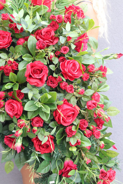 Luiza Red Violla, wiązanka nagrobna z czerwonymi kwiatami