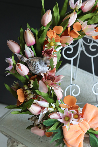 Morello Spring, wianek z tulipanami na drzwi