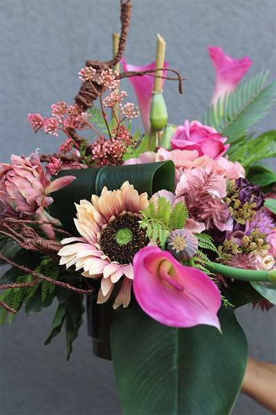 Kallata, kompozycja nagrobna w plastikowym naczyniu