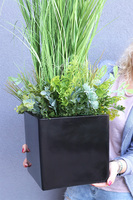 Fiberglass Black Mines, sztuczna trawa w czarnej donicy, wys.96cm