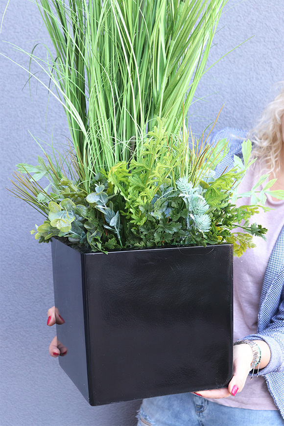 Fiberglass Black Mines, sztuczna trawa w czarnej donicy, wys.96cm