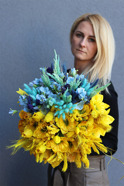 Ukraina Boho, flowerbox z dekoracją w barwach narodowych Ukrainy