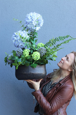 Czosnkova, kompozycja kwiatowa w owalnej misie, wys.66cm 