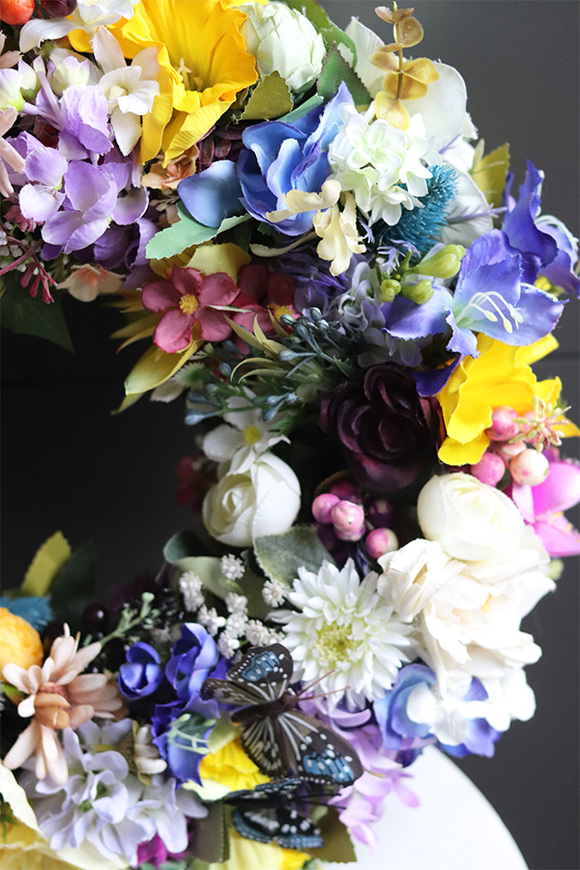 Kwiatowy Miks, wiosenny wianek z motylami