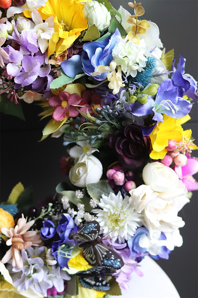 Kwiatowy Miks, wiosenny wianek z motylami