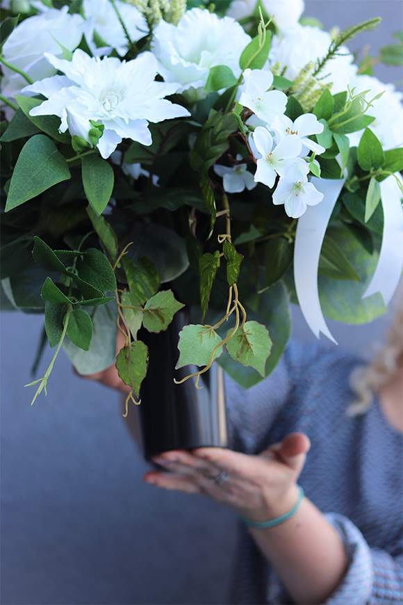 Balerio, biały bukiet nagrobny we wkładzie, wys.52cm