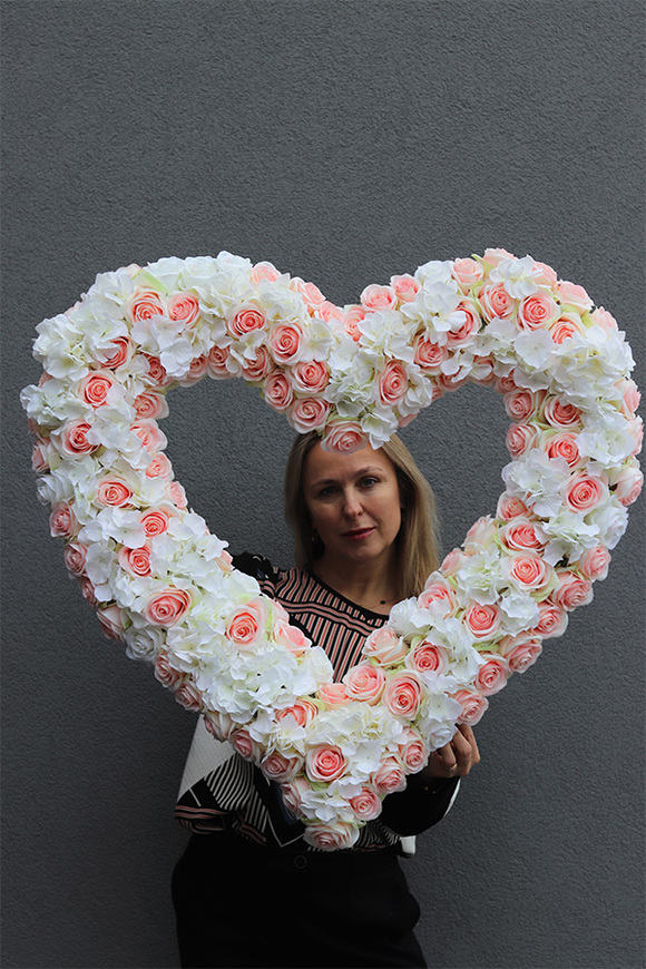 Kalina, duże serce z róż