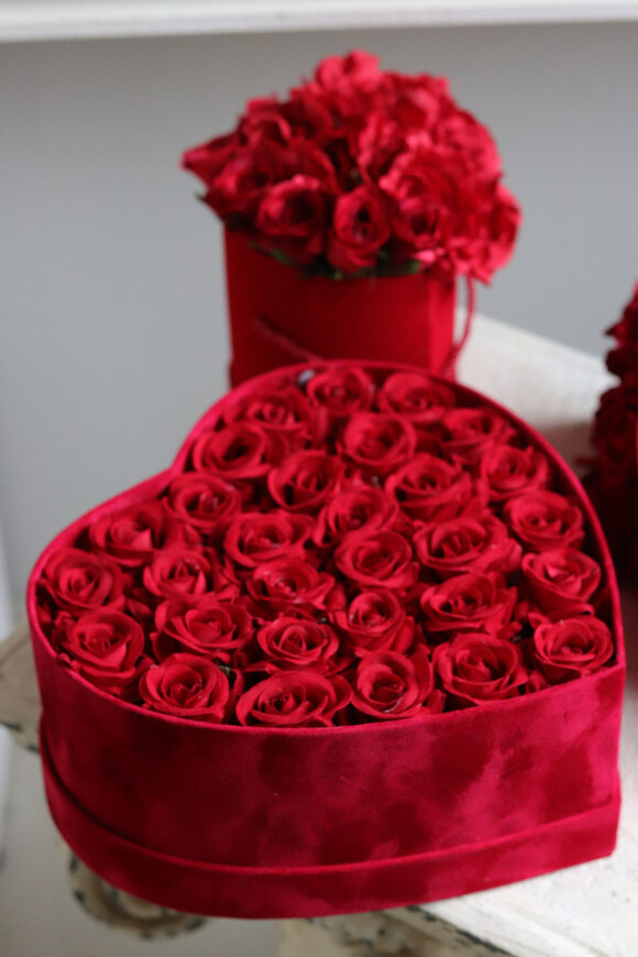 czerwony flowerbox z różami na walentynki, Serce Premium