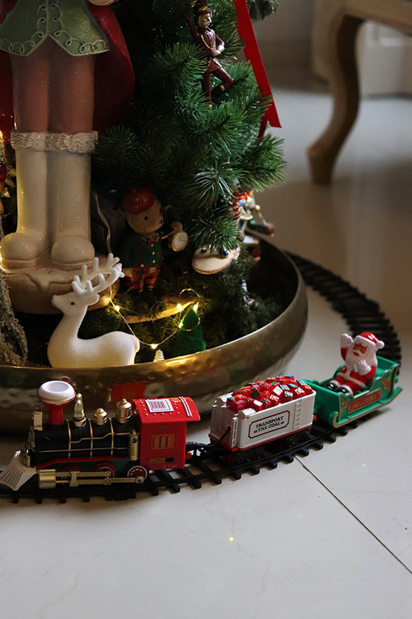 Christmas World, choinka z dekoracją LED i pociągiem