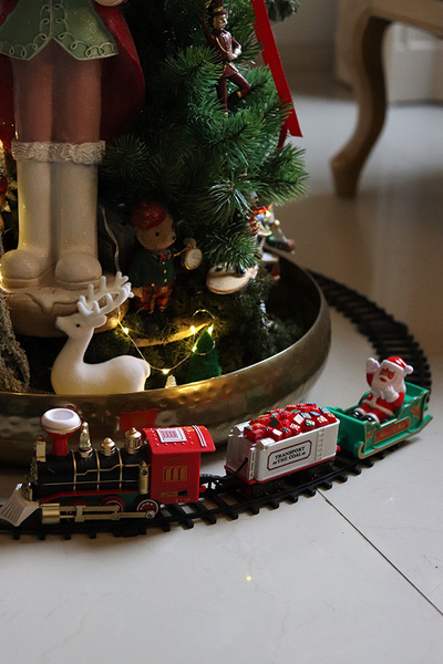 Christmas World, choinka z dekoracją LED i pociągiem