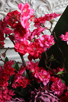 Hotel Warsaw, różowa kompozycja kwiatowa z proteą