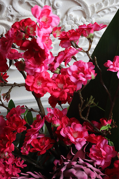 Hotel Warsaw, różowa kompozycja kwiatowa z proteą