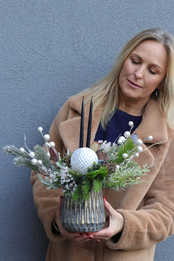 OD RĘKI Hellina Bosco, świąteczny stroik w szklanym naczyniu, wym.40x34cm 