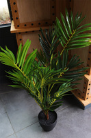 Palma, sztuczna roślina w doniczce