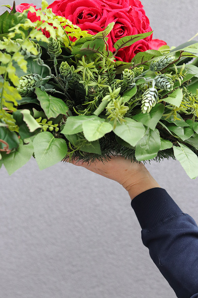 Red Roses, kompozycja nagrobna na podkładzie, wym.27x115x48cm