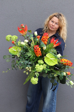 OD RĘKI Nefretti Volcan, kompozycja nagrobna w betonowej misie, wym.52x90x65cm