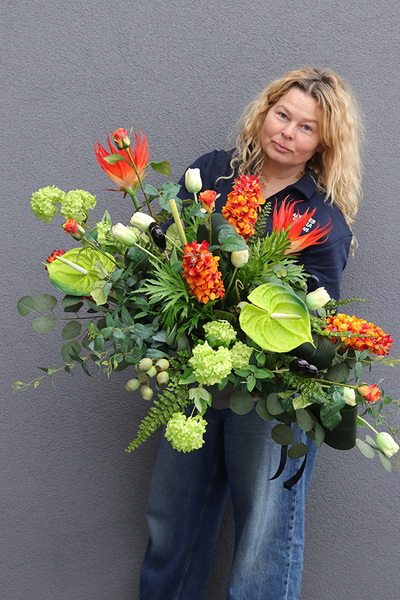 Nefretti Volcan, kompozycja nagrobna w betonowej misie, wym.52x90x65cm