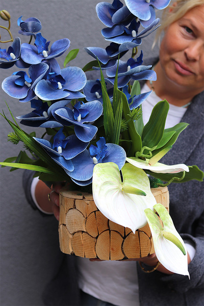 Blue Moon, kompozycja kwiaty w drewnie