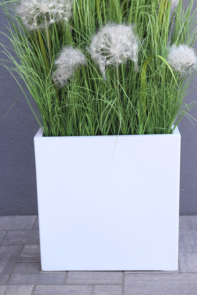 Fiberglass Marco 3, sztuczne trawy w białej donicy