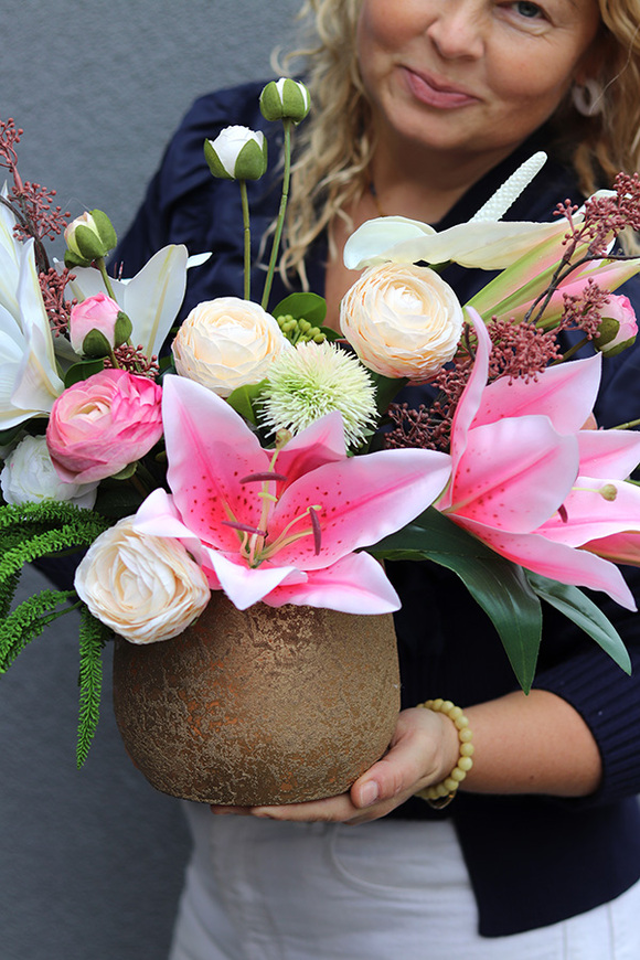 Lilie Clemente, kompozycja kwiatowa w naczyniu