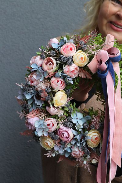 Momena, pastelowy wianek na drzwi