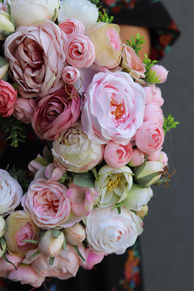 Romance Roses, wianek na drzwi z kolibrem