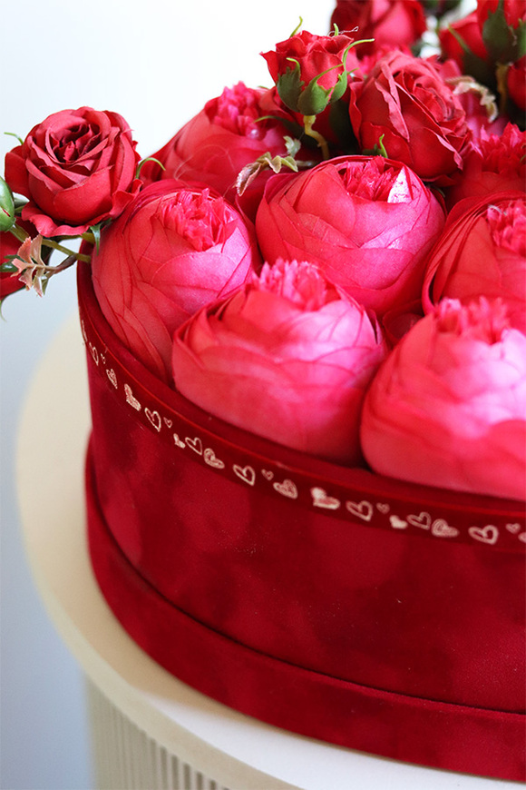  Serce Welurowe,  czerwony flowerbox z różami na Dzień Mamy