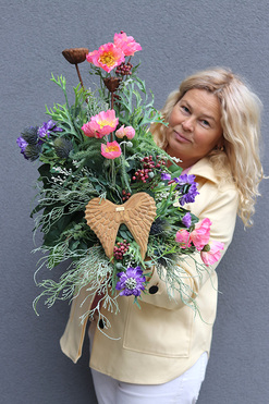 OD RĘKI Skrzydła Anioła, dekoracja nagrobna na drewnianej podstawie, wym.33x33x64cm