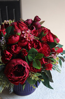 Red Heart, kompozycja kwiatowa w naczyniu