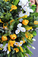 Spring Moment, wiązanka nagrobna z wiosennymi kwiatami