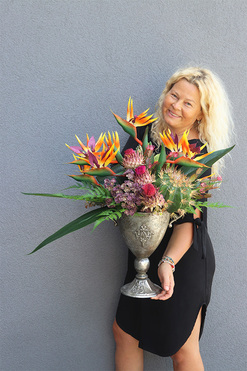 Strelicja Pucharia, kompozycja w srebrnym pucharze, wym.69x73cm