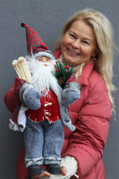 duża figurka / miękki stojący Mikołaj Skandi z nartami