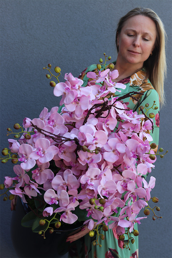 Grande Fiberglass Black, pudrowy storczyk w wysokiej czarnej donicy, wys.125cm