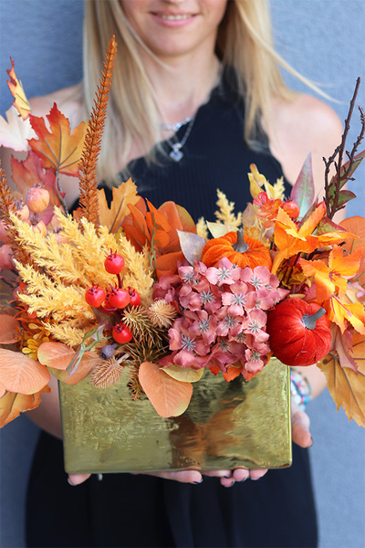  Jesienne Promienie, kompozycja kwiatowa w złotej osłonce, wym.44x50cm