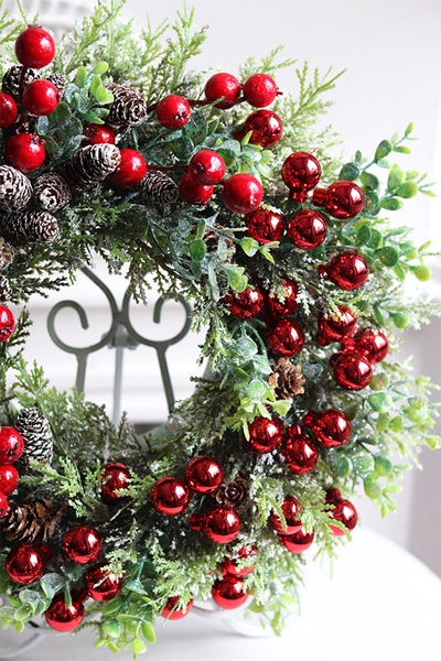 Czerwień, świąteczny wianek na drzwi