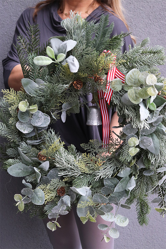 Zimową Porą, zielony wianek dekoracyjny