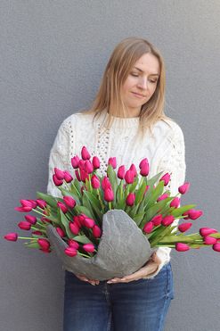 Volcan Magenta Tulips 2, kompozycja nagrobna w misie, wym.44x57cm 