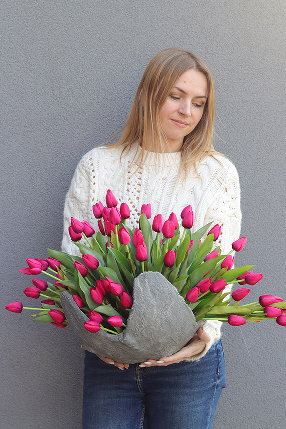 Volcan Magenta Tulips 2, kompozycja nagrobna w misie