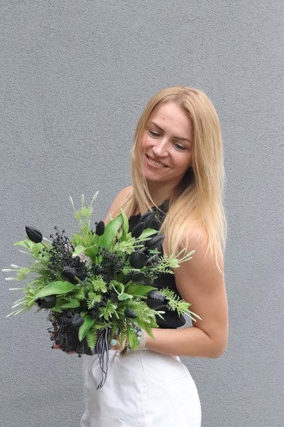 Black Easter, kompozycja z gumowymi tulipanami