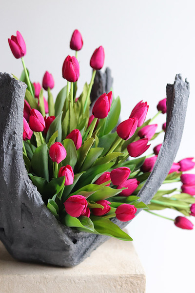 Volcan Magenta Tulips, kompozycja nagrobna w misie