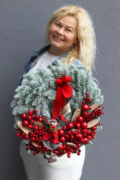 Mroźna Czerwień, świąteczny wianek z reniferem