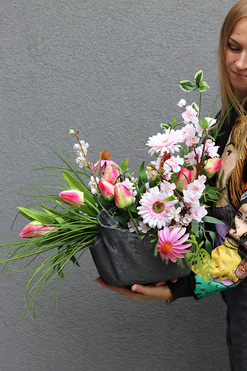 OD RĘKI Różowy Ogród, kompozycja nagrobna w misie Volcan, wym.40x65x27cm 