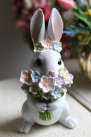 Sweetie Bunny, wielkanocna figurka zajączek z bukietem