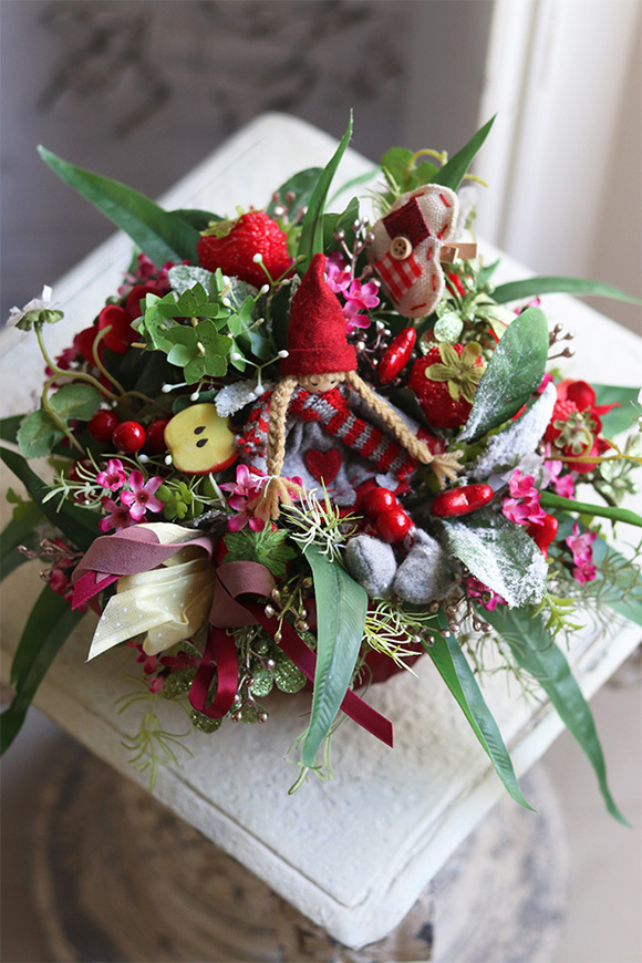 Valentia, kompozycja kwiatowa z laleczką, wys.23cm