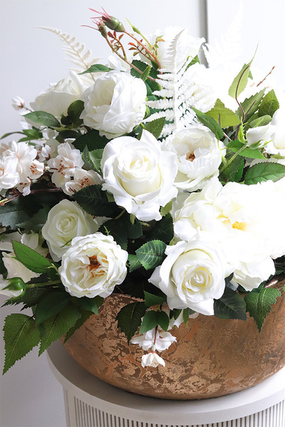 Złota Rezydencja Lorient, kompozycja kwiatowa w złotej misie