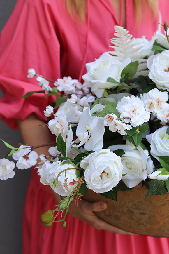 Złota Rezydencja Lorient, kompozycja kwiatowa w złotej misie	