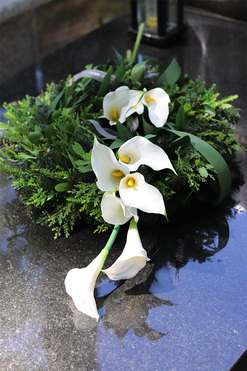 Kalla Elegance, wieniec nagrobny z kaliami, śr.55cm