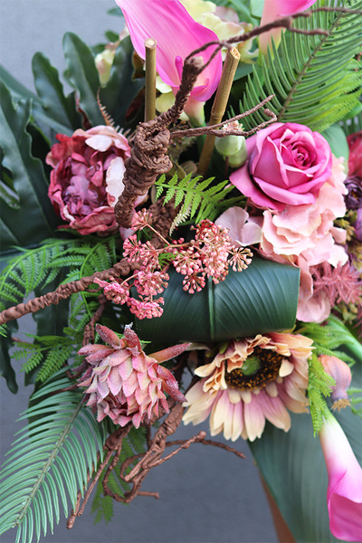 Kallata, kompozycja nagrobna w plastikowym naczyniu