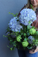 Czosnkova, kompozycja kwiatowa w owalnej misie