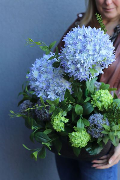 Czosnkova, kompozycja kwiatowa w owalnej misie